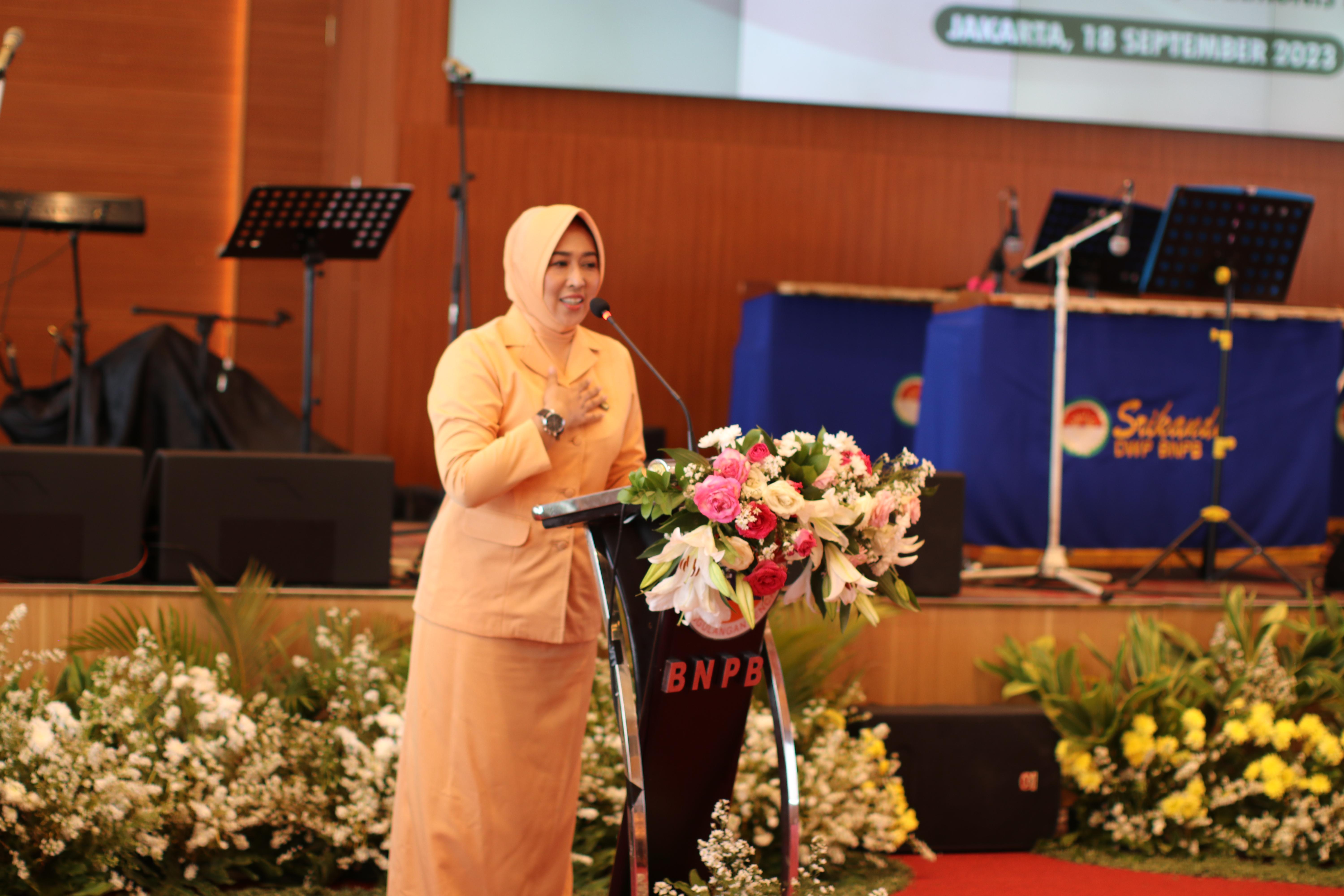 Ketua Dharma Wanita Persatuan (DWP) BNPB Uke Suharyanto saat memberikan sambutan saat puncak perayaan Hari Ulang Tahun DWP BNPB ke 10 di Aula Sutopo Purwo Nugroho, Graha BNPB, Jakarta pada Senin (18/9).